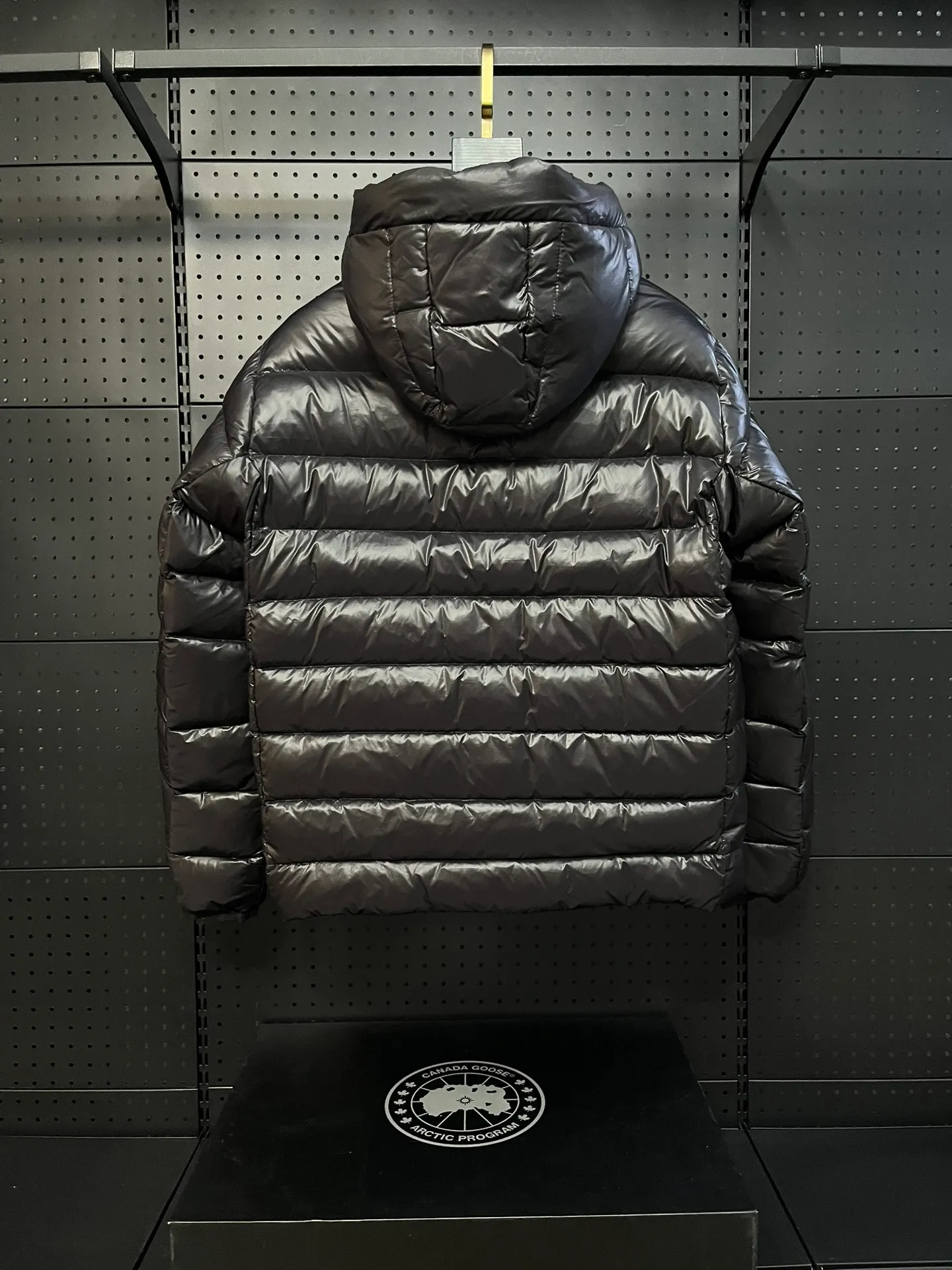 P860 Top 🔥purchase version 𝘾𝘼𝙉𝘼𝘿𝘼 𝙂𝙊𝙊𝙎𝙀/Canada Goose 2227 thin and light model. It’s super lightweight and doesn’t feel any weight on your upper body at all! Show more temperament‼  Canada Goose, a Canadian brand, has always been recognized as the warmest down jacket. Various Instagram celebrities, Internet celebrities, and celebrities often wear it for street photos. I make Canada Goose every year, but I still can’t get rid of my love for the goose. No matter how cold the winter is, there is no need to be afraid. Canada Goose is the legendary warmest down jacket and is known as a must-have for Arctic outdoor sports! The most popular down jacket in the world, celebrities are rushing to buy it, it is a must-have! Size: S-2XL Color: silver gray (red label) silver gray (black label), black (red label), black (black label), dark blue